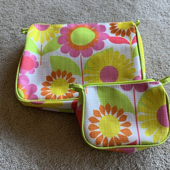 Clinique set of 2 make up pouches - Picture 5 of 5